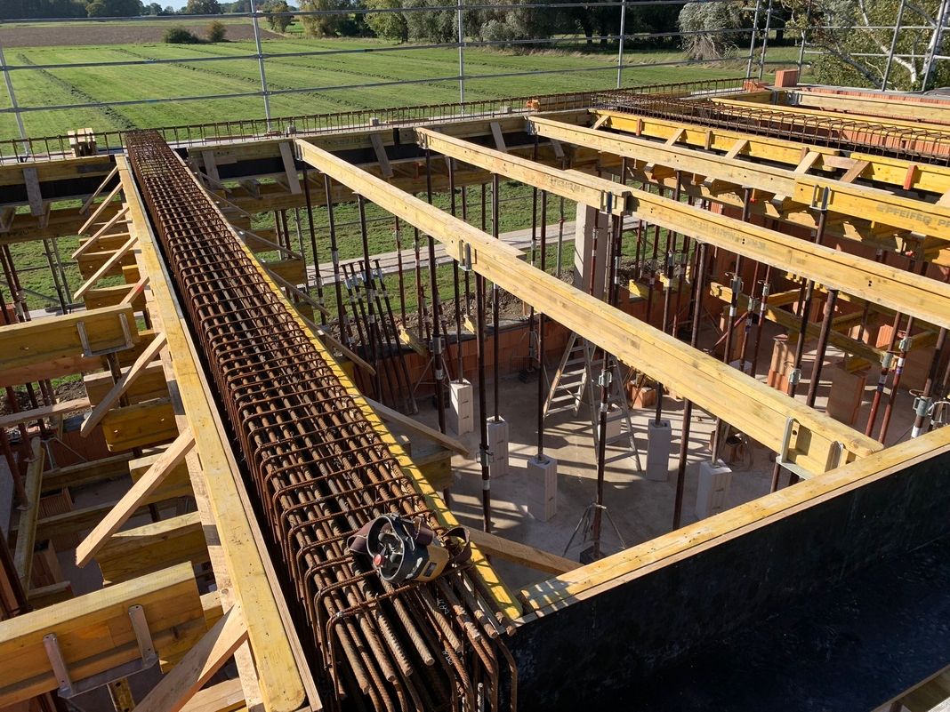 Bewehrung und Schalung für Betondecke im Rohbau