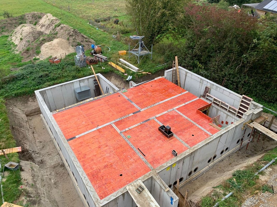 Betonkeller im Rohbau mit Schalung und Deckenarbeiten