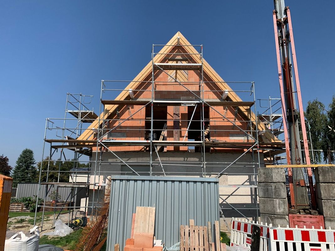 Altbausanierung mit Baugerüst und Dacharbeiten am Wohnhaus