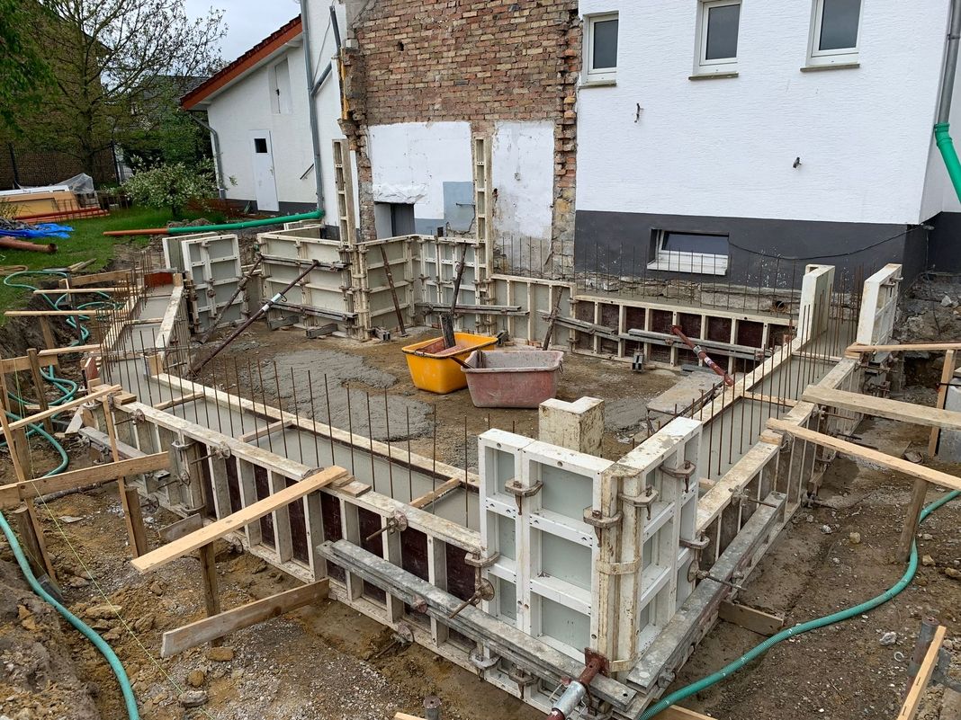 Fundamentbau mit Schalung und Betonarbeiten am Wohnhaus