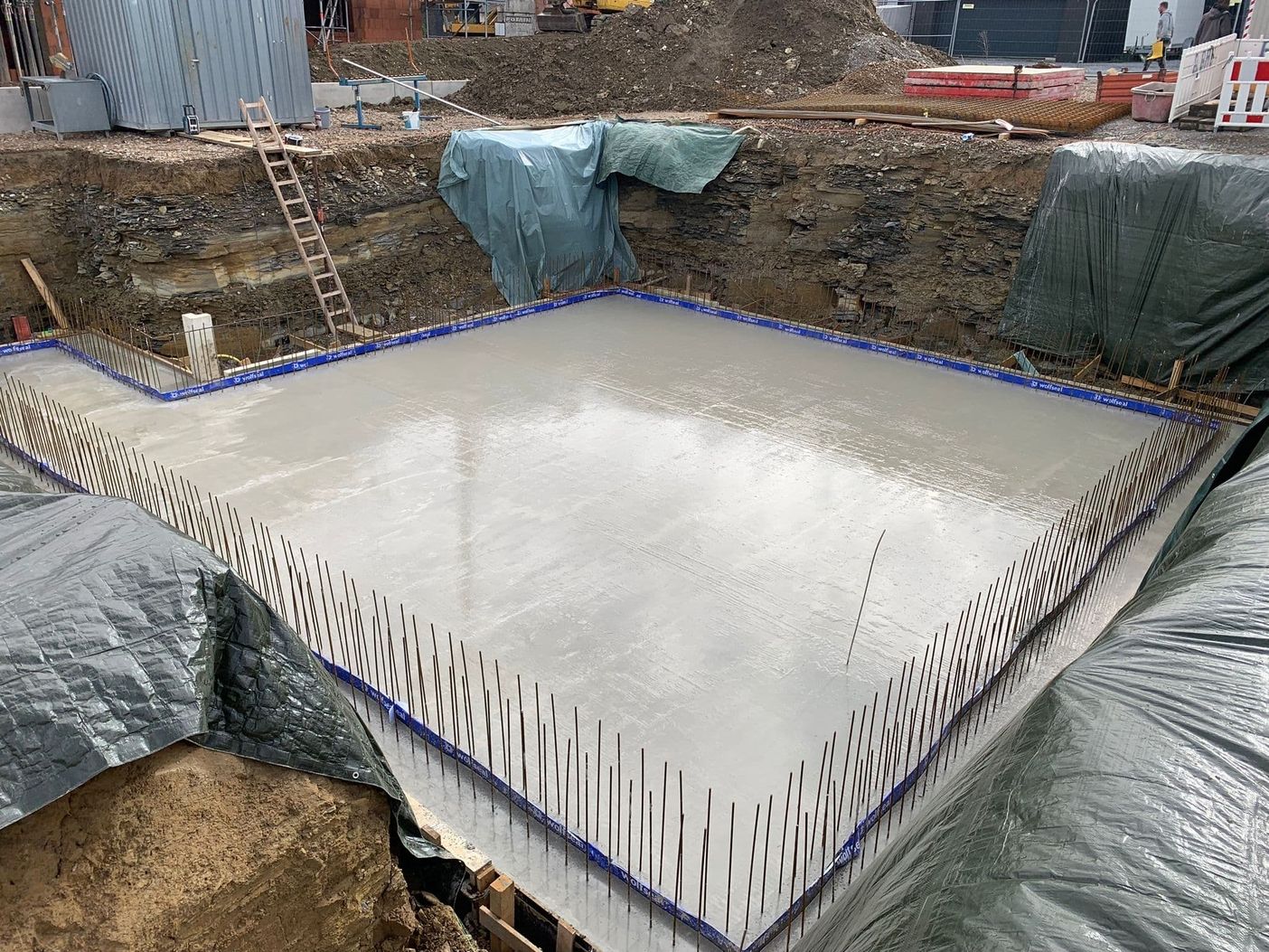 Frisch gegossene Betonplatte beim Hoch- und Stahlbetonbau