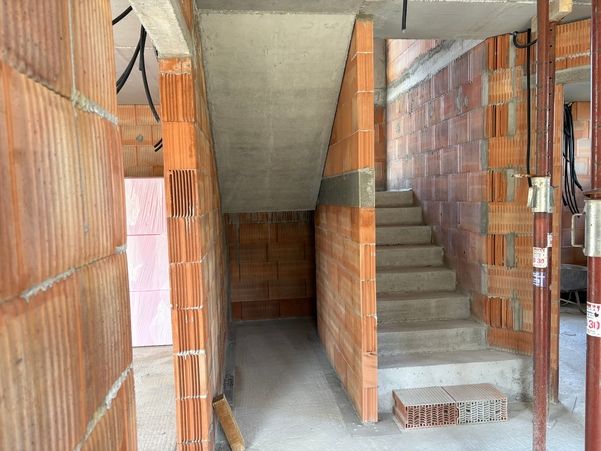Betontreppe im Rohbau eines Wohnhauses